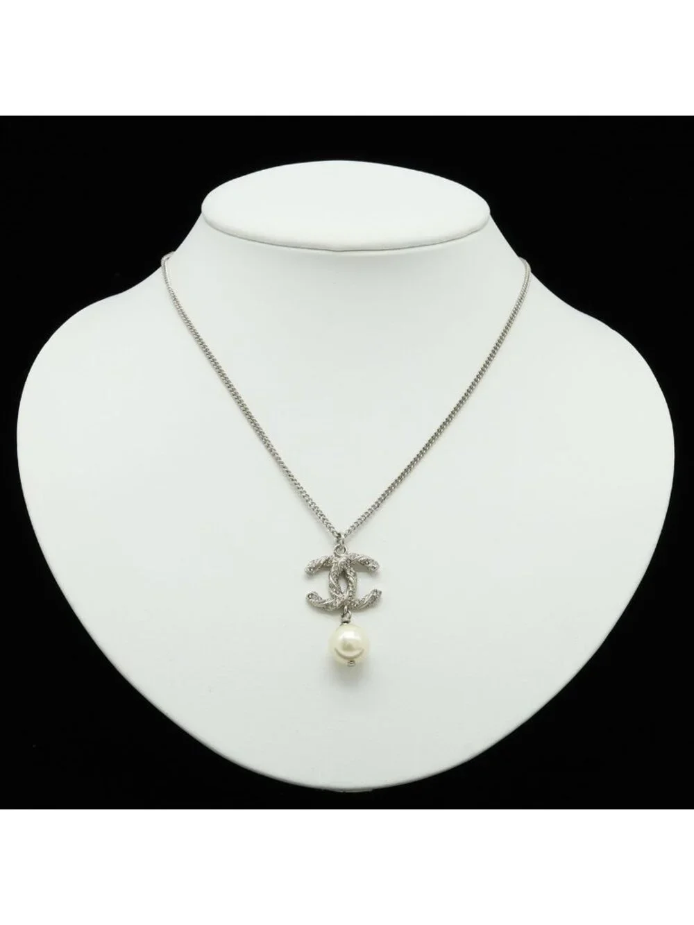 Chanel rank motif